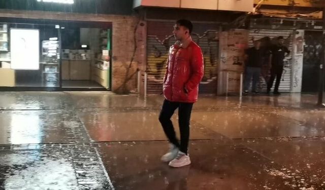 İzmir'de kısa süreli sağanak yağış etkili oldu