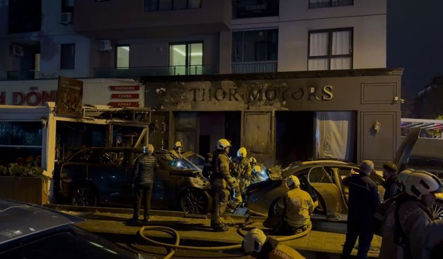 Kadıköy'de oto galeride yangın: 4 araç kullanılamaz hale geldi