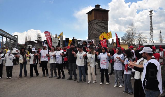 Kars'ta davullu-zurnalı 1 Mayıs kutlaması