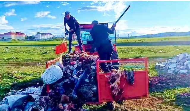 Kars'ta muhtarlar el ele verdi, köy girişlerindeki çöpleri temizledi