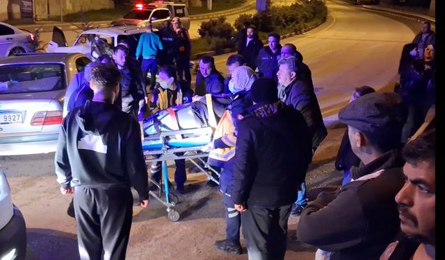 Kavşakta ters yöne giren alkollü sürücünün otomobili, başka otomobille çarpıştı: 6 yaralı
