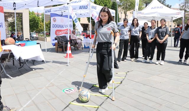 Kayseri'de 'Empati İstasyonu'nda engellilerin yaşadığı zorluklar deneyimlendi