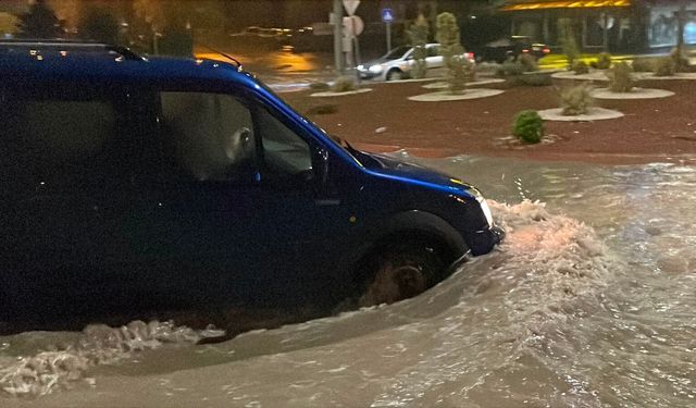 Kayseri'de sağanak sele dönüştü; yollar göle döndü