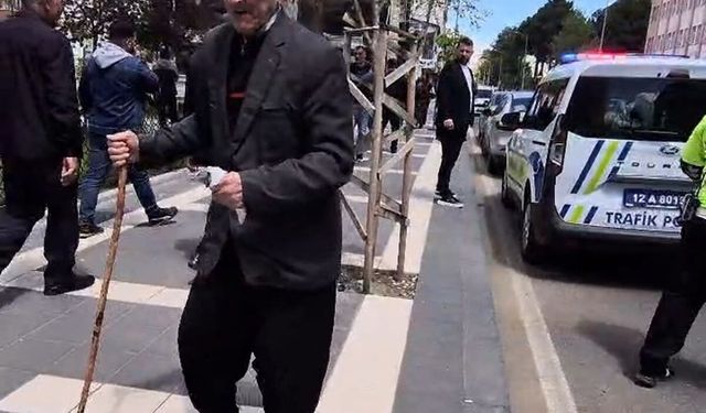 Kendisini yolun karşısına geçiren trafik polisini yanaklarından öptü