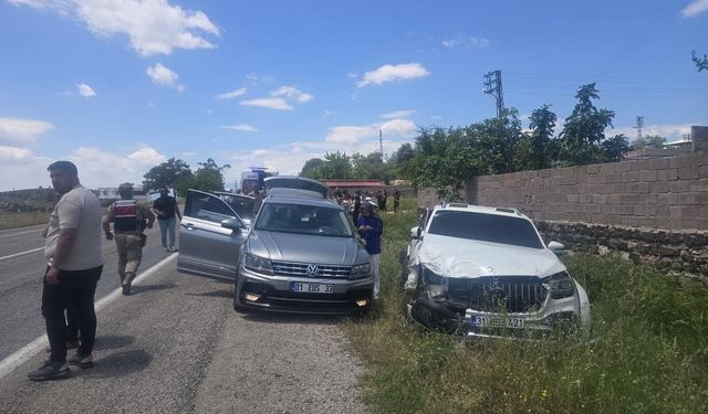 Kilis'te hafif ticari araç ile otomobil çarpıştı; 9 yaralı