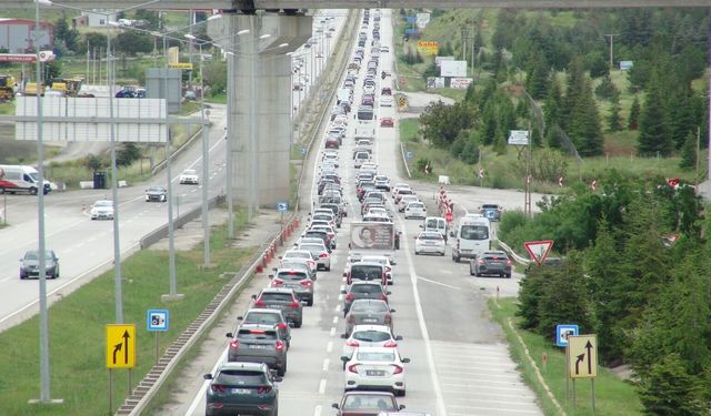 'Kilit kavşak' Kırıkkale'de bayram dönüşü trafiği başladı