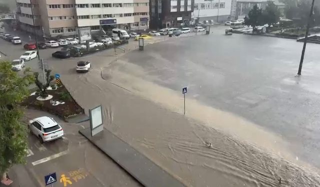 Kırıkkale'de sağanak; altgeçit ve caddeler suyla doldu