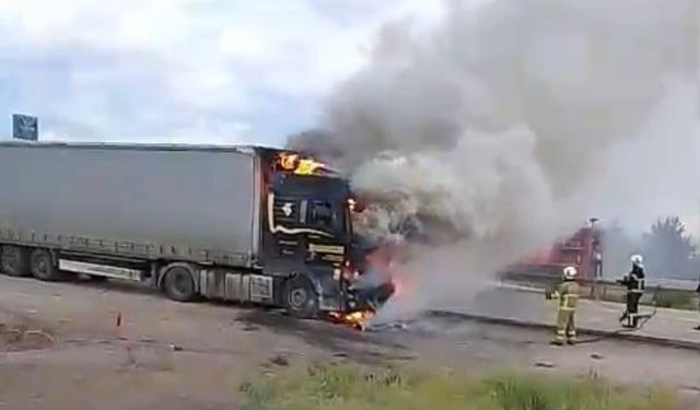 Kırıkkale'de seyir halindeki TIR'da çıkan yangın söndürüldü