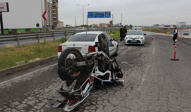 Kullandığı otomobil, eşinin mesai arkadaşının motosikletiyle çarpıştı: 1'i ağır, 2 yaralı