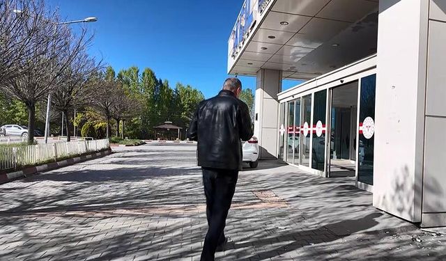 Kurban keserken bıçakla kendini yaraladı