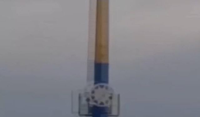 Lunaparkta arızalanan oyuncakta baş aşağı mahsur kaldılar