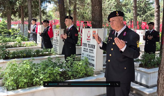 Malatya'da arife gününde mezarlıklarda ziyaretçi yoğunluğu
