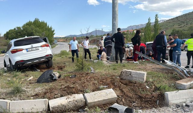 Malatya'da iki otomobil, kavşakta çarpıştı: 3 yaralı