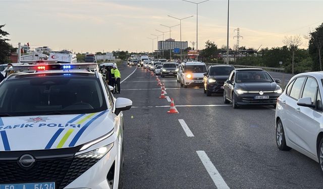 Midibüsün çarptığı kamyonet takla attı: 1 ölü, 8 yaralı