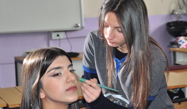 Moda tasarımı öğrencileri, 19 Mayıs için Türk bayrağı dikiyor