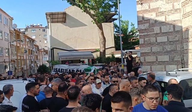 Motosikletiyle refüje çarpıp ölen kuryenin kardeşi de 4 yıl önce motosiklet kazasında ölmüş (2)