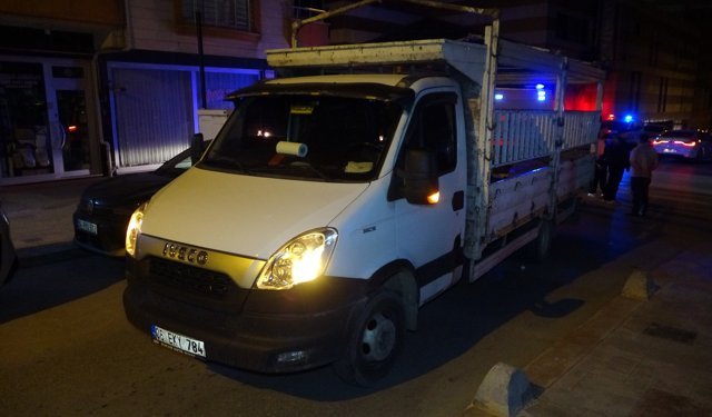 Motosikletle kamyonetin çarpıştığı kaza kamerada; 2 yaralı