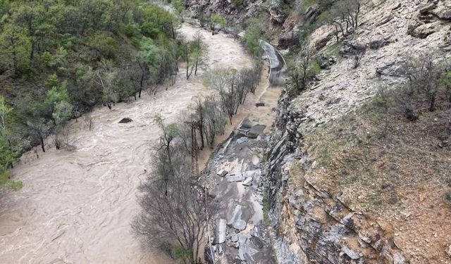 Munzur Çayı taştı, kara yolu trafiğe kapandı