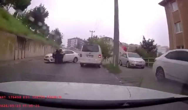 Otomobil ile motosikletin çarpıştığı kaza kamerada