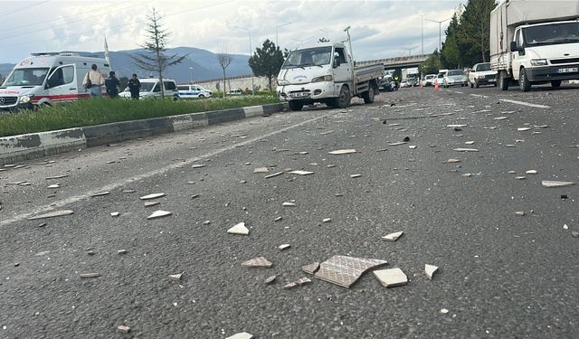 Otomobilin çarptığı kamyonetteki 2 kişi yaralandı