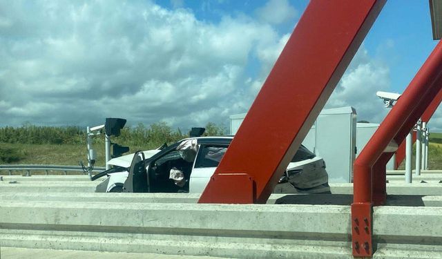 Otoyol gişelerine çarpan otomobildeki karı-kocayı ölüm ayırdı; kaza anı kamerada