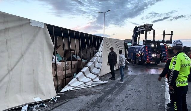 Pendik'te dorsesi devrilen TIR, kaldırma çalışmaları sırasında yan yattı