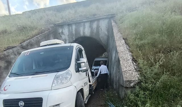 Sağanak nedeniyle minibüste mahsur kalan aile kurtarıldı