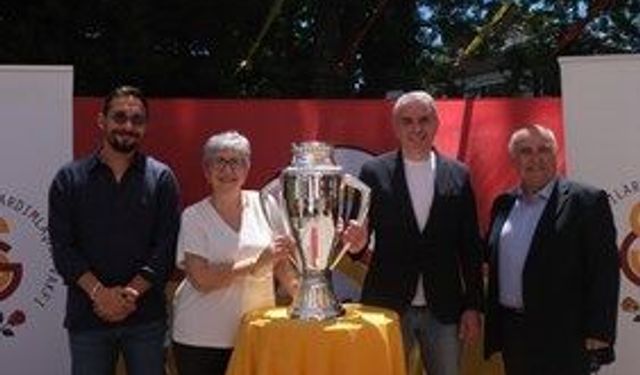 Şampiyonluk kupası bayramda Galatasaraylılar Yurdu'nda buluştu