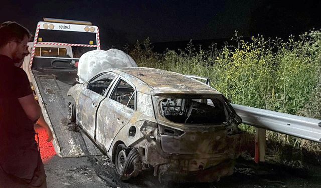 Seyir halindeki otomobil alev alev yandı