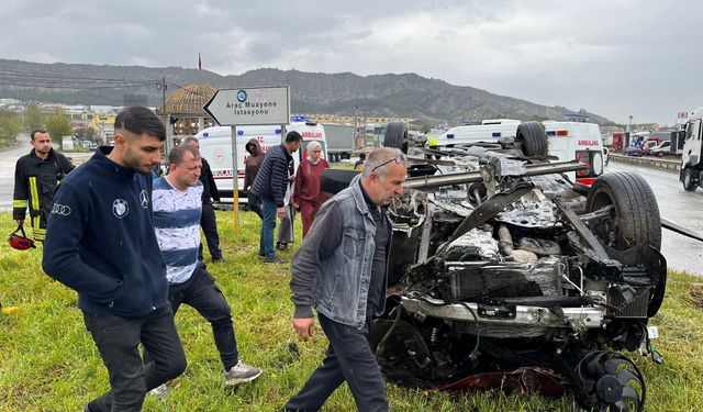 Sinyalizasyon direğine çarpan otomobil takla attı: 1'i çocuk 4 yaralı