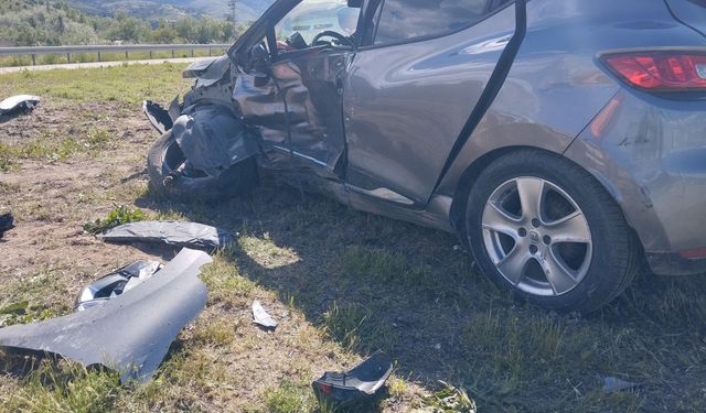 Sivas'ta iki otomobil çarpıştı: 4 yaralı
