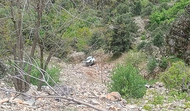 Taklalar atarak uçuruma yuvarlanan otomobilden yaralı kurtuldu