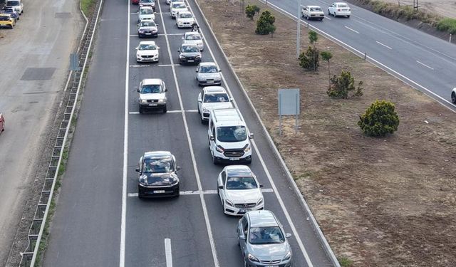 Tatilin son gününde Tekirdağ-İstanbul kara yolunda araç yoğunluğu