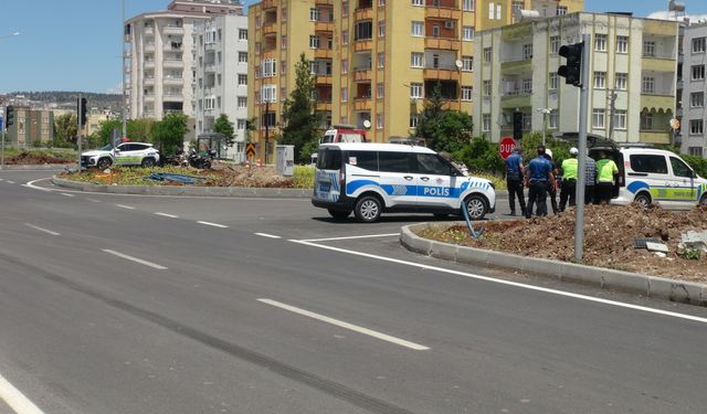 TIR'la çarpışan motosikletteki 2 kişi ağır yaralandı