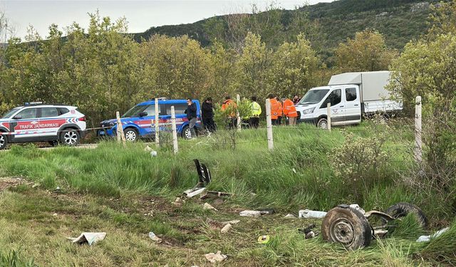 Tren, hemzemin geçitte kamyonete çarptı; 1 ölü, 3 yaralı