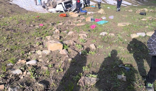 Yüksekova'da işçileri taşıyan minibüs, uçuruma yuvarlandı; 1 ölü, 7 yaralı