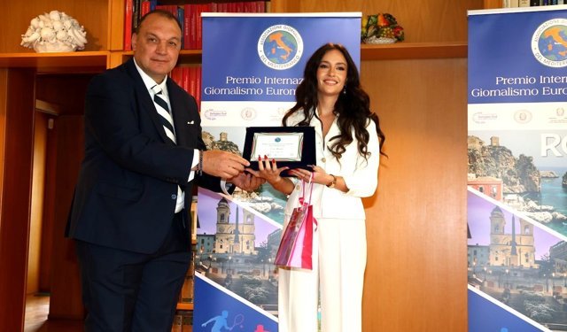 İtalya'da Eva Murati'ye ödülü Dündar Kesaplı verdi