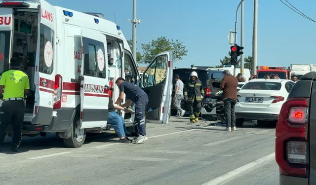 5 aracın karıştığı kazada 1'i çocuk 4 kişi yaralandı