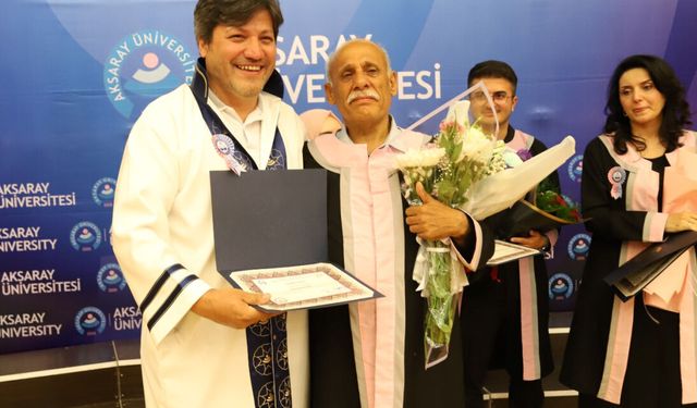 71 yaşında, ikinci üniversiteyi sevinç gözyaşlarıyla bitirdi