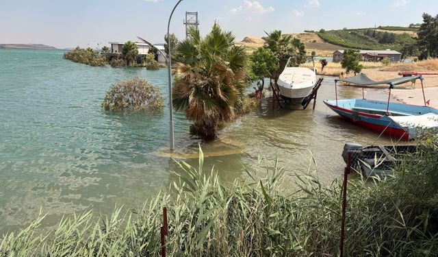 Adıyaman'da iş yerleri ve yürüyüş yolları su altında kaldı