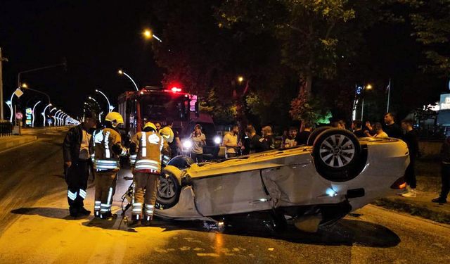 Alkollü sürücünün kullandığı otomobil refüje çarpıp takla attı; 2 yaralı