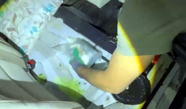 Aracın yakıt deposunda 15 kilo esrar ele geçirildi; 3 tutuklama