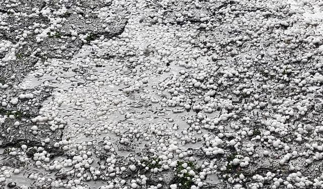 Ardahan'da dolu yağışı kenti beyaza bürüdü