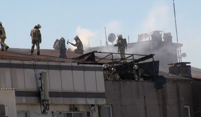 Ataşehir'de 3 katlı binanın çatısında çıkan yangın söndürüldü