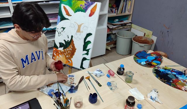 Atık yağları boyaya dönüştürüp, yaptıkları tabloları sergilediler