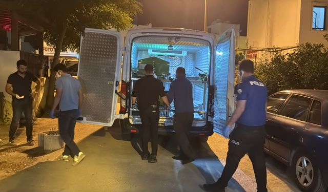 Babasının cenazesiyle 2 gün aynı evde yaşadı