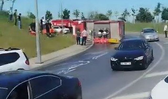Bağcılar'da itfaiye aracı devrildi -1