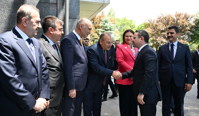 Bakan Gürlek, HSK üyeleri, birim amirleri ve bakanlık personeliyle bayramlaştı