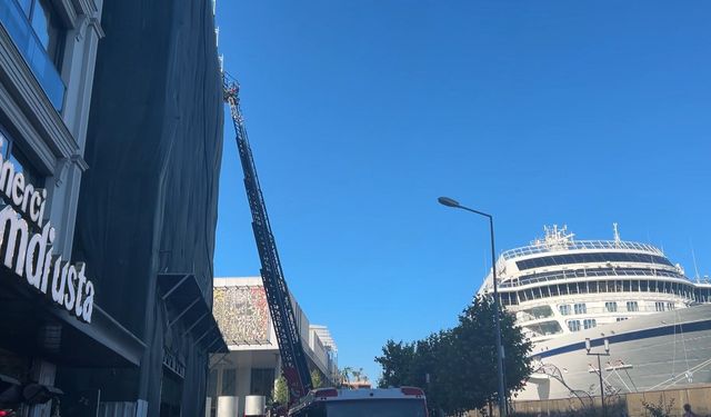 Beyoğlu'nda 6 katlı binada tadilat sırasında çıkan yangın söndürüldü