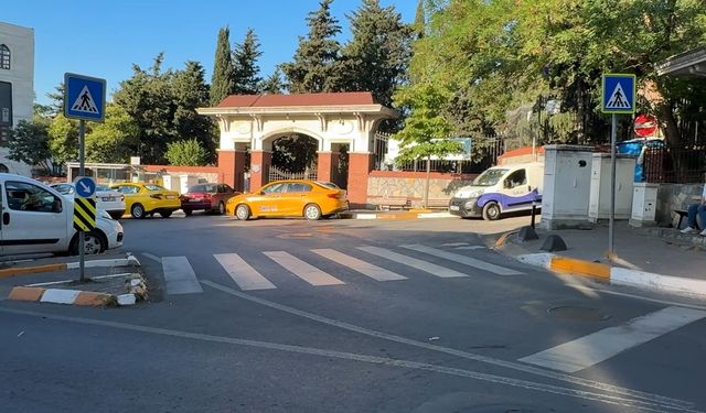 Beyoğlu'nda minibüsün çarptığı yaya hayatını kaybetti; kaza kamerada